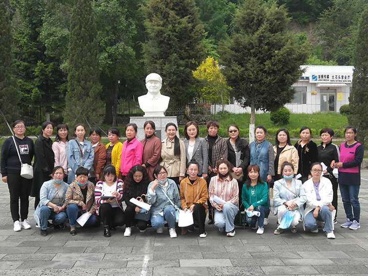 图四公司女工参观学习企业精神.jpg