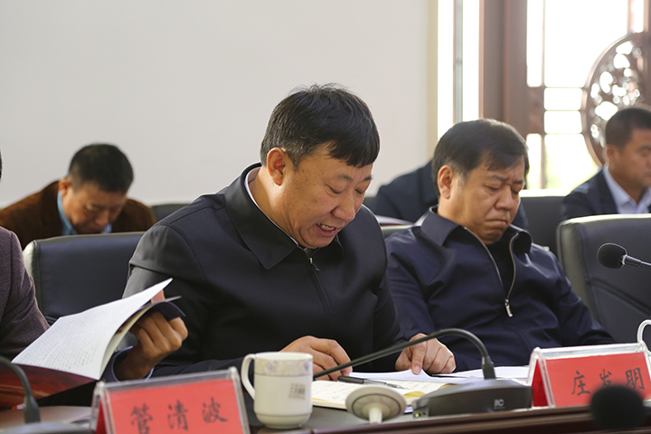 局长庄发明向督导组一行详细汇报了大石头林业局森林防火工作情况.jpg