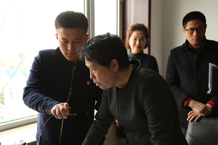 国家林业和草原局森林公安局副局长张萍来到森林防火指挥中心实地查看了指挥系统并随机抽取场站电台通话.jpg