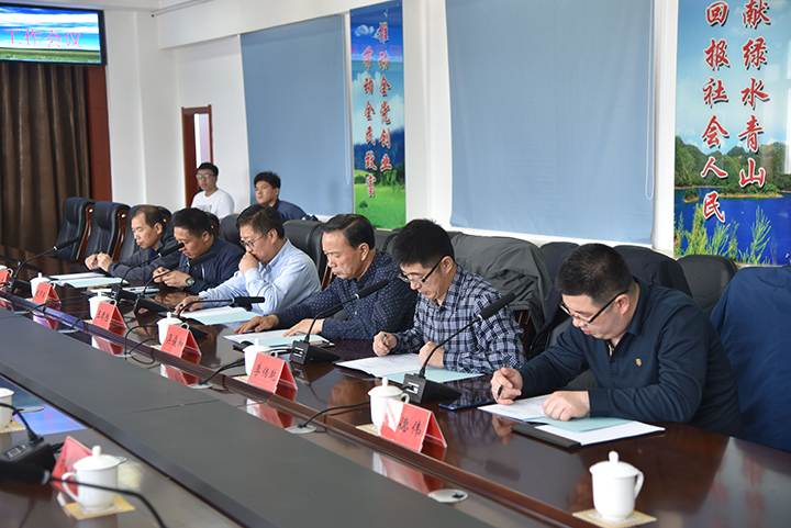 4-与会领导就相关问题进行探讨.jpg