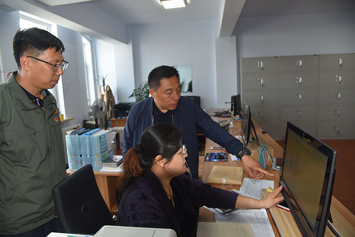 8-天保局副局长魏彦波对相关业务进行核查.jpg