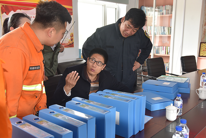 22-检查林场各项内业.jpg
