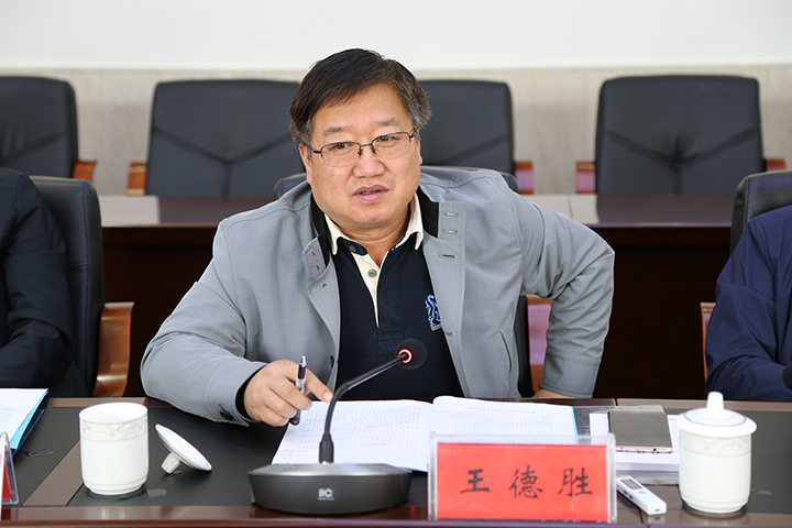 王德胜与大石头林业局就天保工程的一些细节问题进行了探讨.jpg
