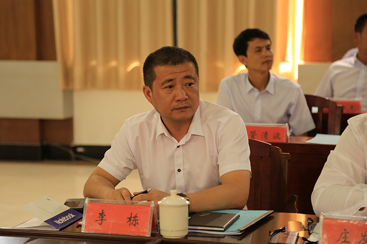 黄泥河林业局局长李栋汇报.jpg