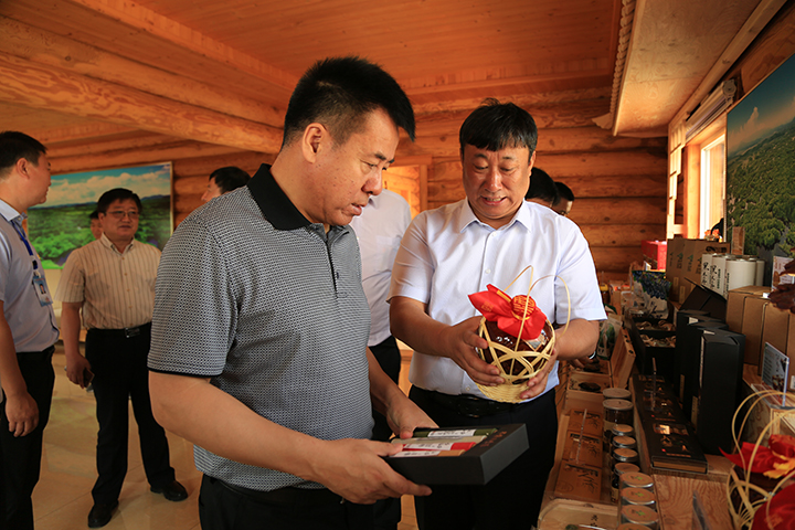 金喜双一行参观土特产展览厅.jpg