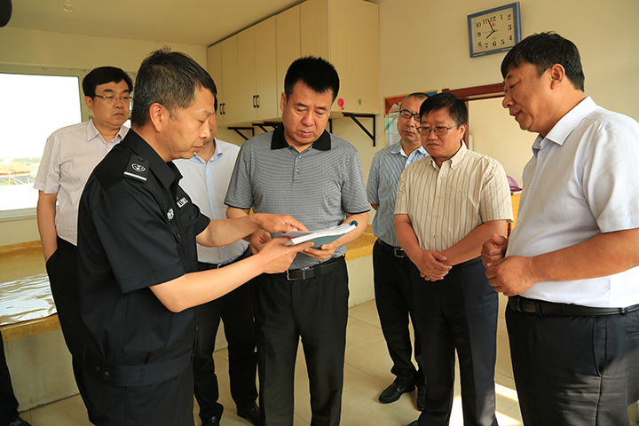 金喜双在天保工程管护站听取负责人汇报.jpg