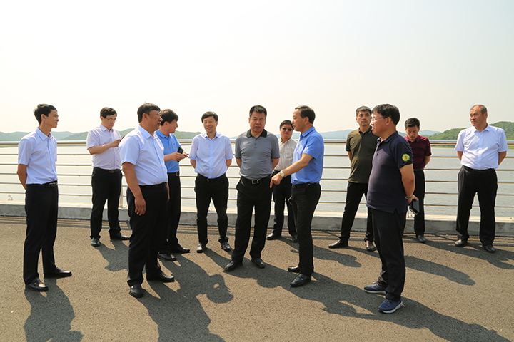 金喜双一行在大石头林区水源地听取汇报.jpg
