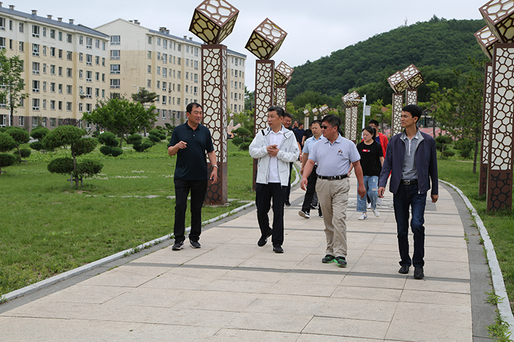 步行参观了西林升田广场.jpg