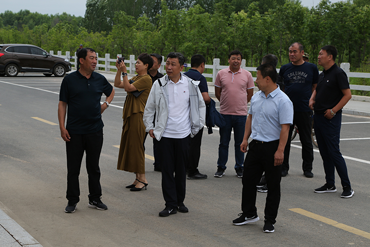 步行参观西林棚改小区建设情况.jpg