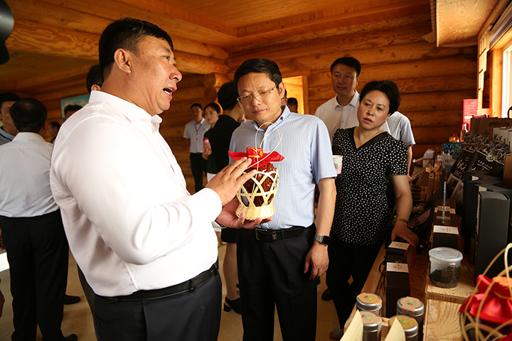 7调研组参观湿地林特产品展示区.jpg