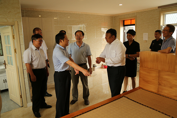 8调研组参观湿地民宿.jpg