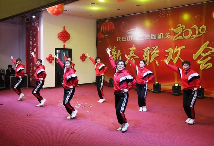 40健身舞《草原祝酒歌》——财务部、工会等.jpg