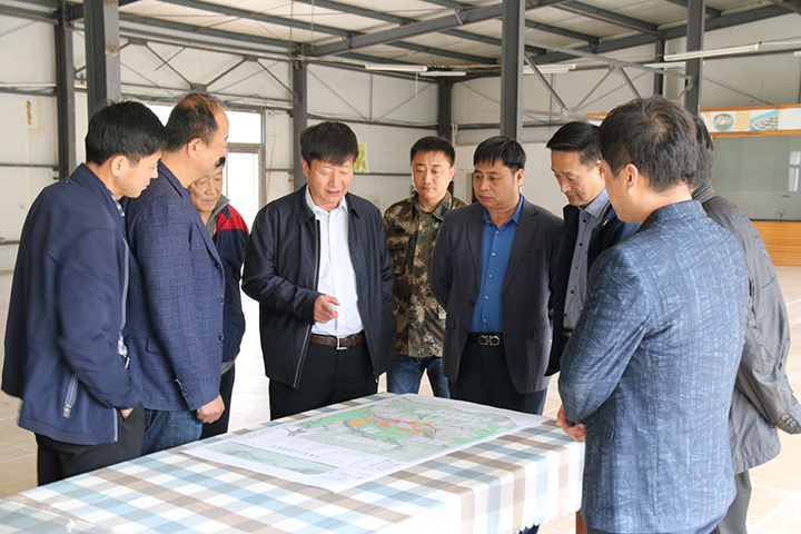 2.长白山森工集团副总裁张玉华到仙峰滑雪场调研.jpg