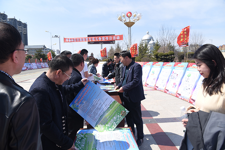 9-活动吸引很多职工群众驻足咨询.jpg
