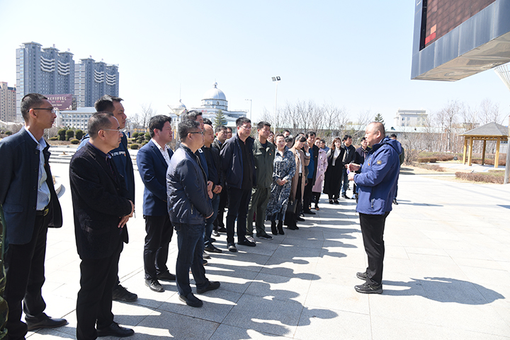 14-珲春林业局党委书记殷忠在活动开始前做动员讲话.jpg