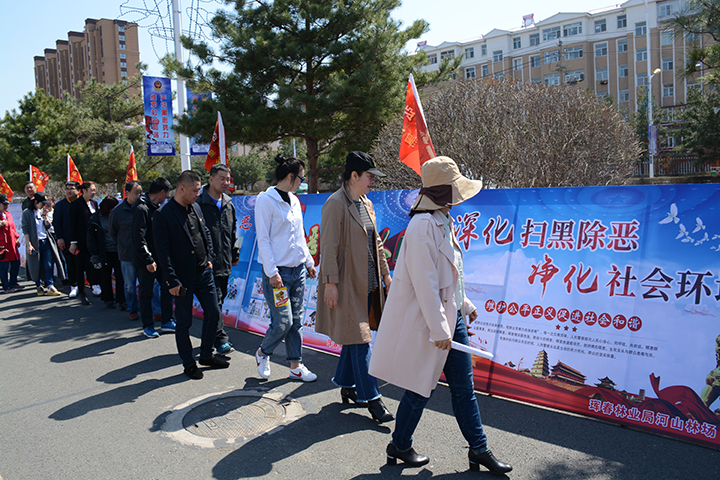 17-当日，珲春林业局共设置54块展板.jpg