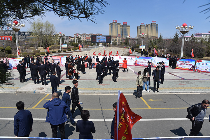 18-展板展示活动持续到下午三点.jpg