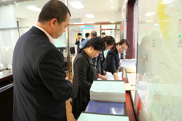 调研组察看工会送温暖、困难补助相关材料.jpg
