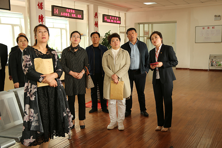 调研组在公司工会主席卢海、副主席王卓的陪同下来到职工服务中心实地参观.jpg