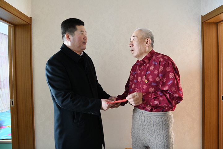 局长高祥走访党员_（2）.jpg