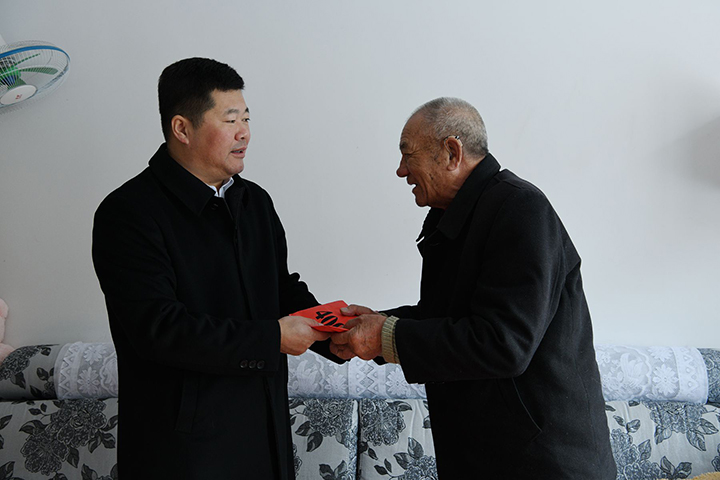 局长高祥走访困难职工 （1）.jpg